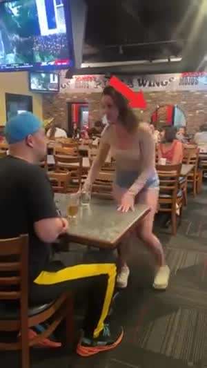 브금] 쟤가 네 음료에 흰가루를 탔다고.mp4