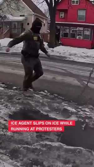 ICE에게 당해버린 ICE 요원