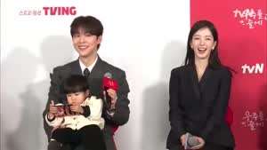 제작 발표회에서 핸드폰 하는 신인배우