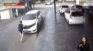 혼자 스르륵 움직이는 차량 막았더니.gif