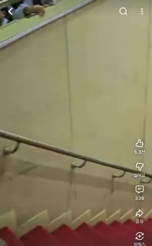 소리] 60대 할아버지에게 열광하는 중학생들.mp4