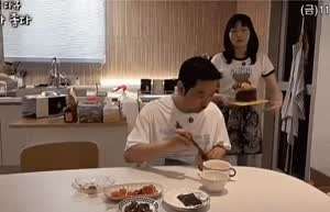 부부싸움 후 남편 생일파티.gif