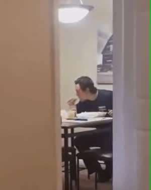 와이프가 친정에 가서 쓸쓸히 혼자 밥을 먹는 남자