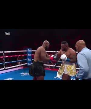 상대 머리를 날려버리는 복싱선수