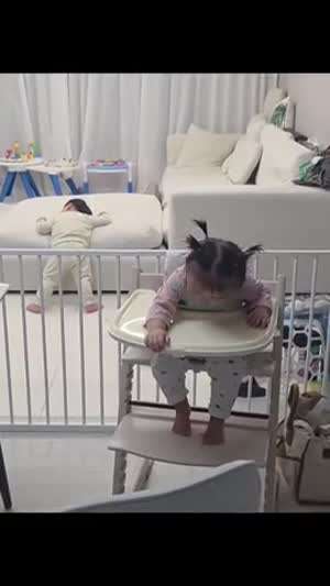 친구랑 놀다가 낮잠 못잔 애기들