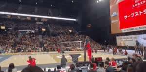 日 배구선수, 공 맞은 심판에게 ‘슬라이딩 사과’