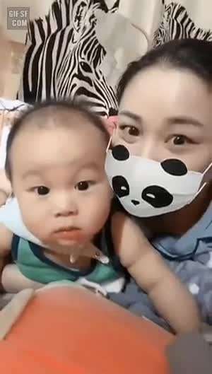 얼굴 필터에 놀란 아기