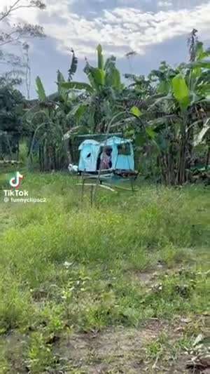 밀림을 가로지르는 유선 헬리콥터