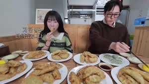 쯔양이랑 같이 만두 먹는 배우 유지태.MP4