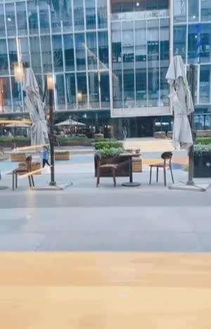 약속시간 1시간 늦은 여친... 봐준다 vs 안봐준다