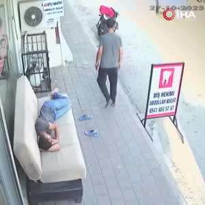 길가에서 낮잠자면 안되요