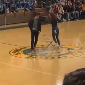 의자뺏기 하다가...