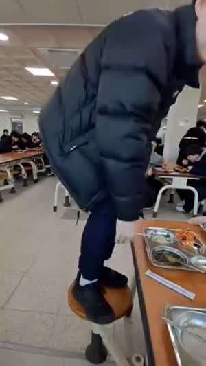 요즘 초중고 학생들 사이에서 유행하는 급식실 챌린지.mp4