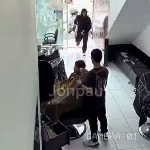 이발소에 강도든 cctv 영상