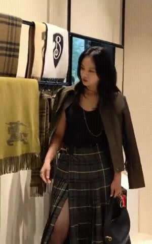 버버리 옷 가격 보고 놀라는 탕웨이.gif