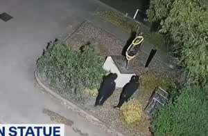 두 발만 남긴 채 사라진 호주의 마하트마 간디 동상.jpg