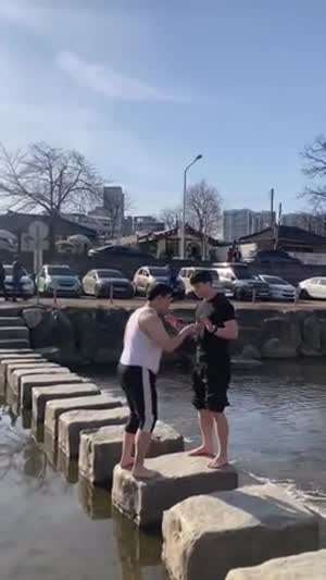 돌다리에서 친구 추억 만들어 주기