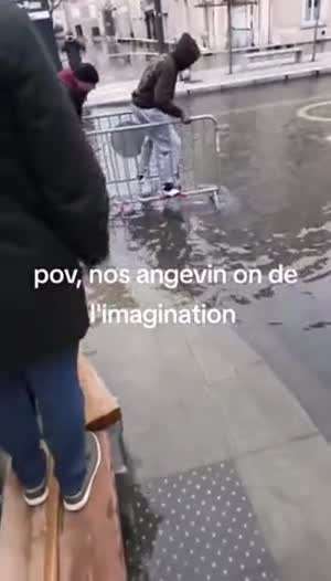 남자들이 홍수를 대하는 자세