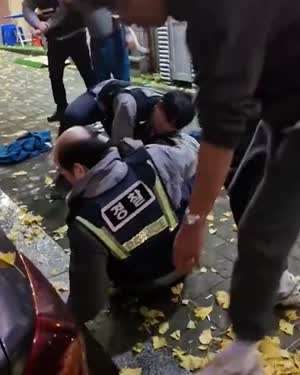 범인과 몸싸움 중 가발 벗겨진 경찰