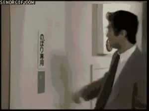 계단으로 올라가는 엘리베이터