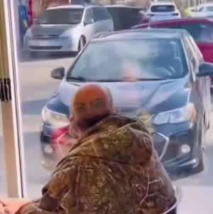 눈이 예쁜 남자가 나를 쳐다보고 있다