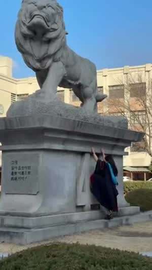 대학내내 내성적이였던 그녀가 졸업식날에