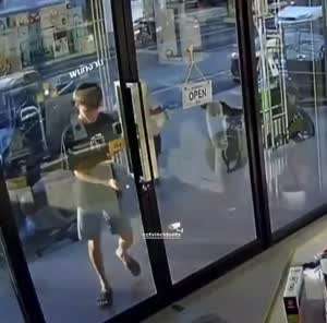 손님이 이렇게 빨리 올줄 몰랐던 직원