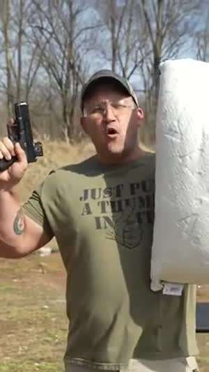 영화에서 베개로 소음기를 대신하잖아요. ㅋㅋㅋ