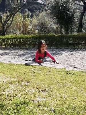 시멘트에 빠진 소녀