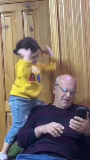 차마 손녀한테 화는 못내는 할아버지