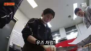 수육 잘 썰었다고 칭찬 받는 가수 우즈.MP4