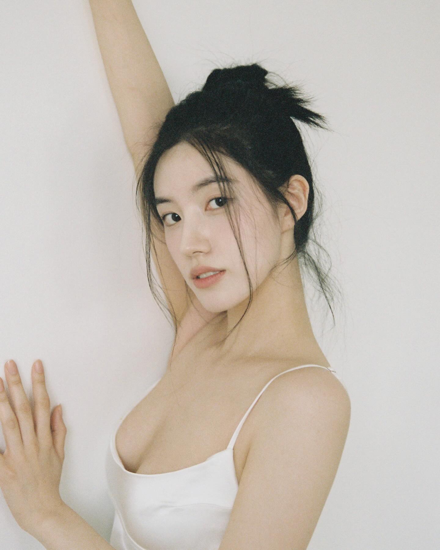 전)프리스틴 시연 등짝이 시원한 끈슬립 아찔한 가슴골 + 기립근