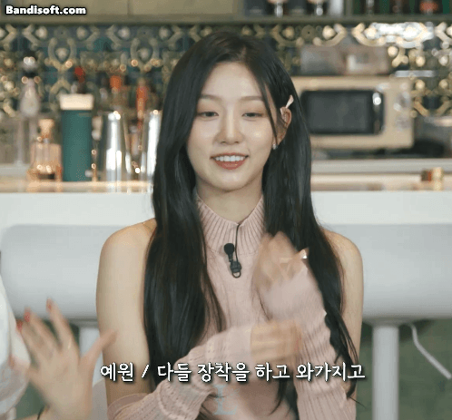 [러블리즈] 매끈한 어깨를 드러낸 유지애 정예인