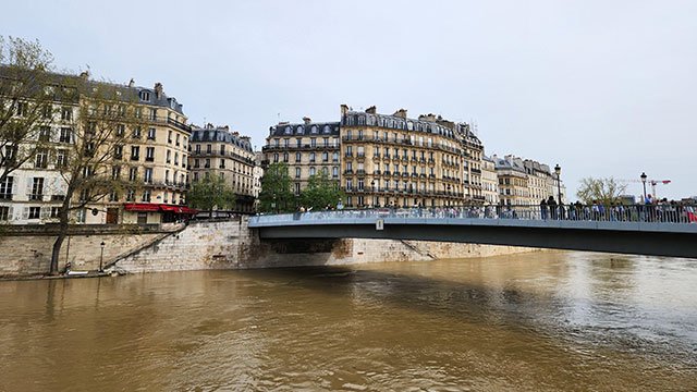 충격) 파리올림픽에서 수영경기장으로 쓰는 센 강 수질 근황 ㄷㄷ