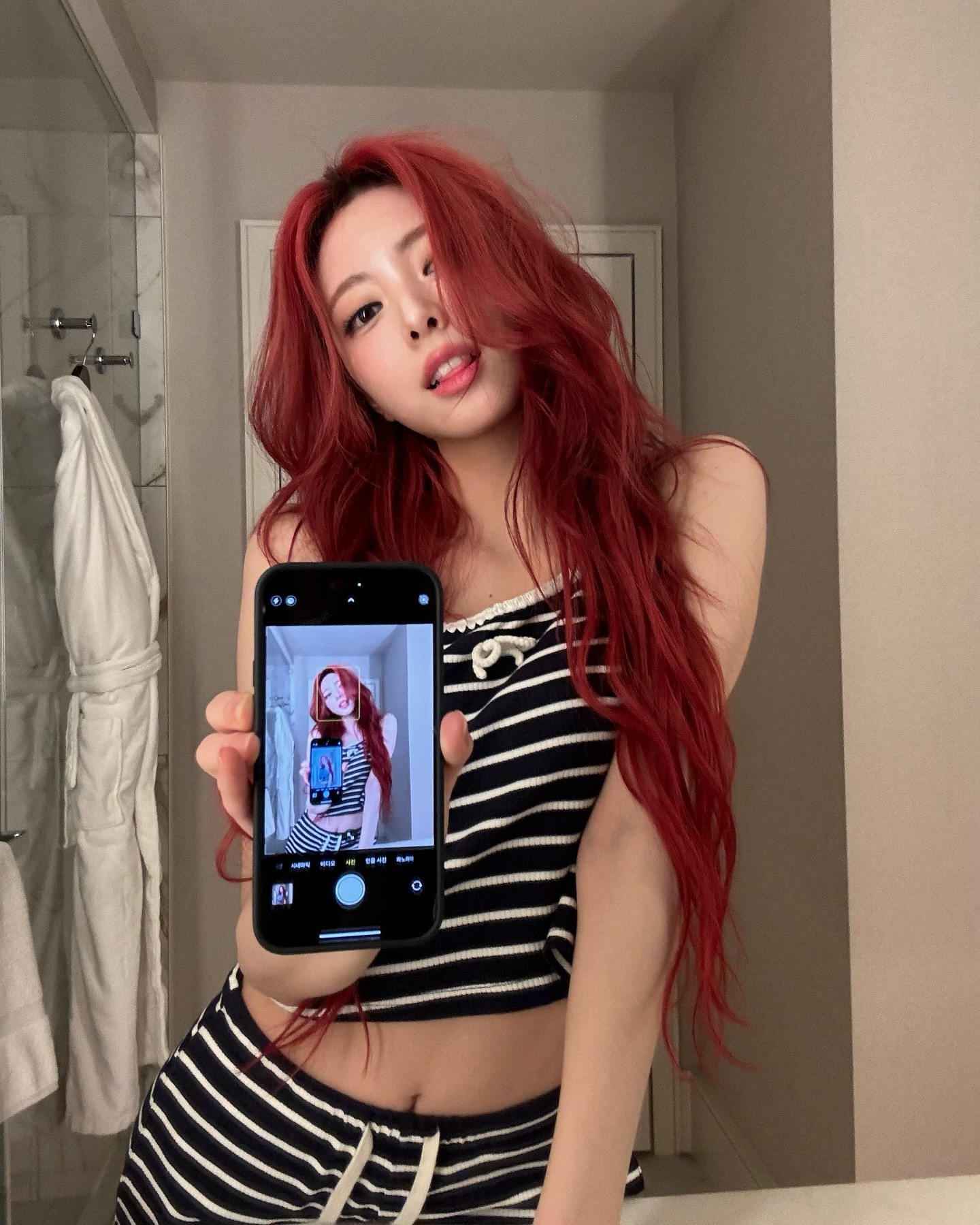 검정 줄무늬 끈나시 캐미솔 겨드랑이 배꼽 ITZY 유나