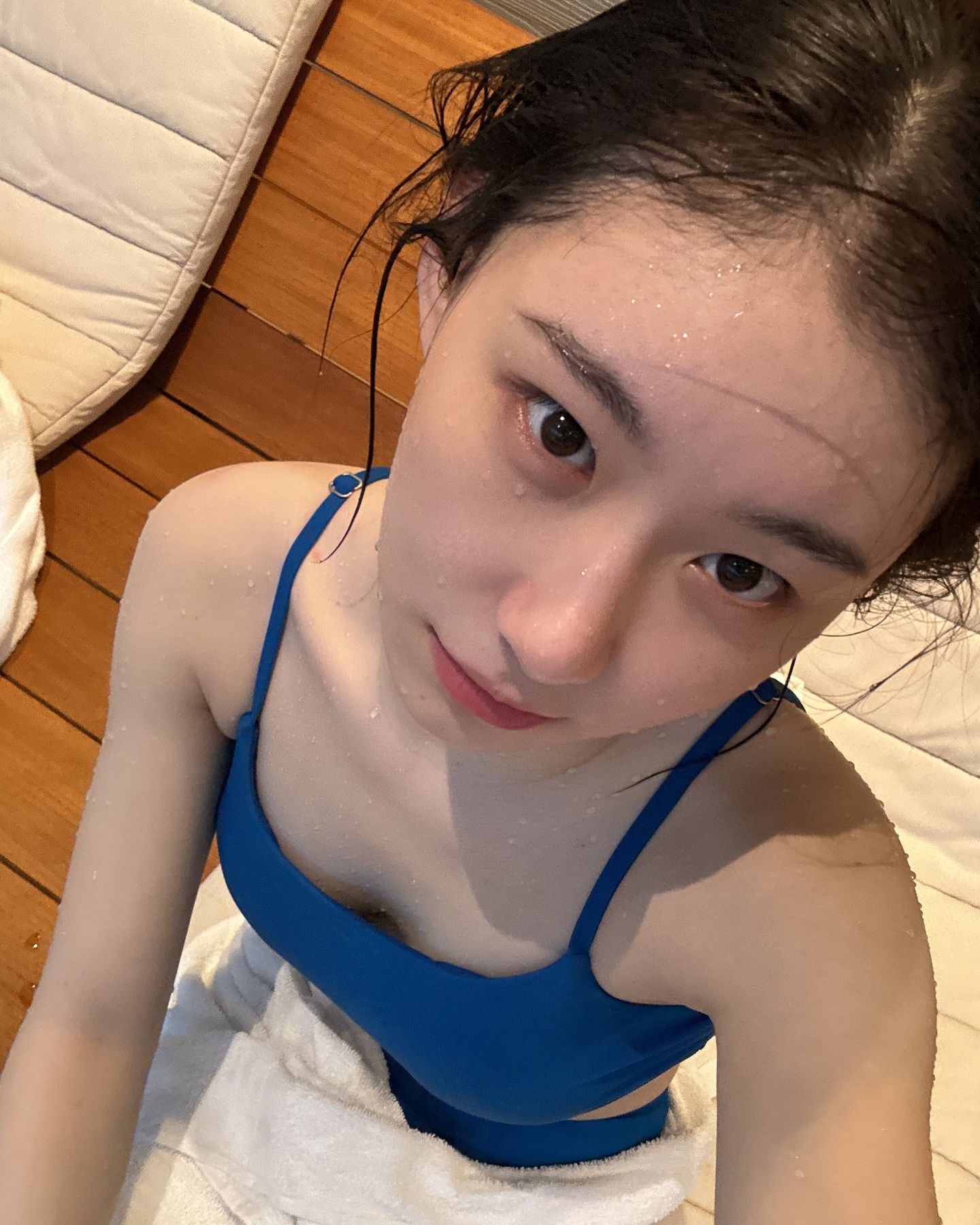 파란색 수영복 촉촉하게 젖은 피부 몽실 가슴골 있지 채령 - 인스타