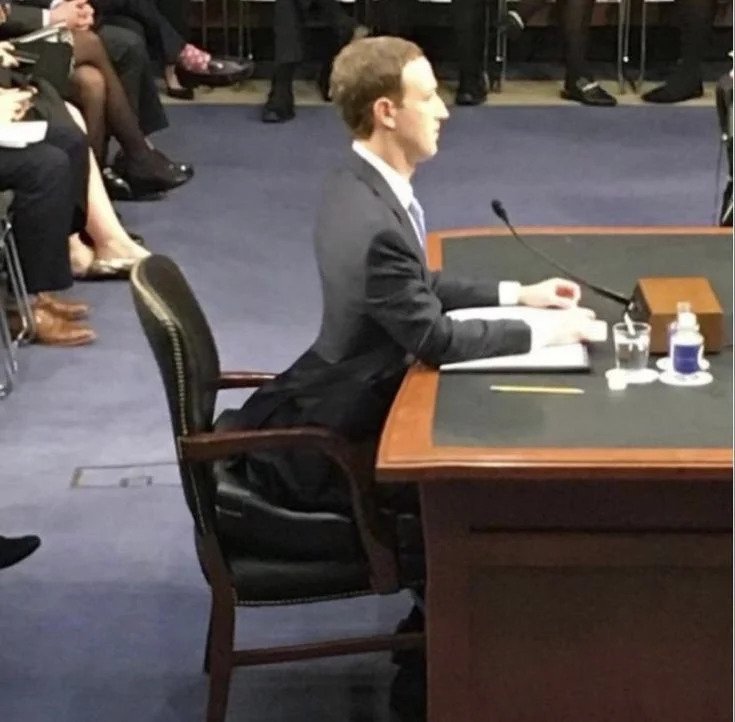 주커버그의 허리가 활처럼 휘었다