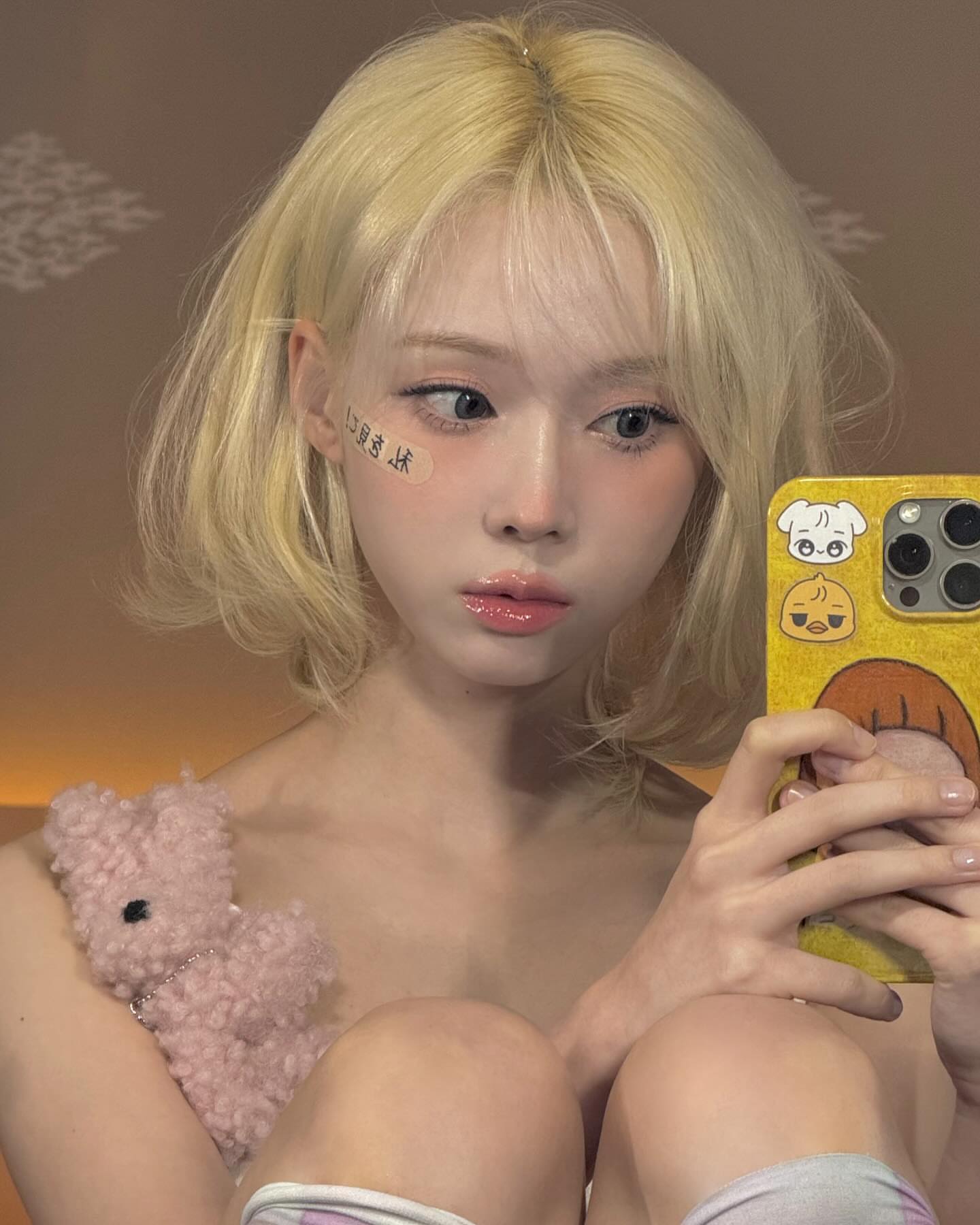 볼에 일본어가 적힌 밴드를 붙인 에스파 윈터 뽀얀 피부와 미모