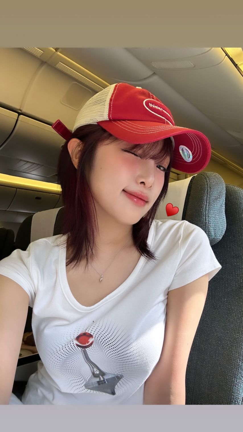 마카오 가는 비행기 안...빨간모자 최예나 묵직한 흰티 가슴라인