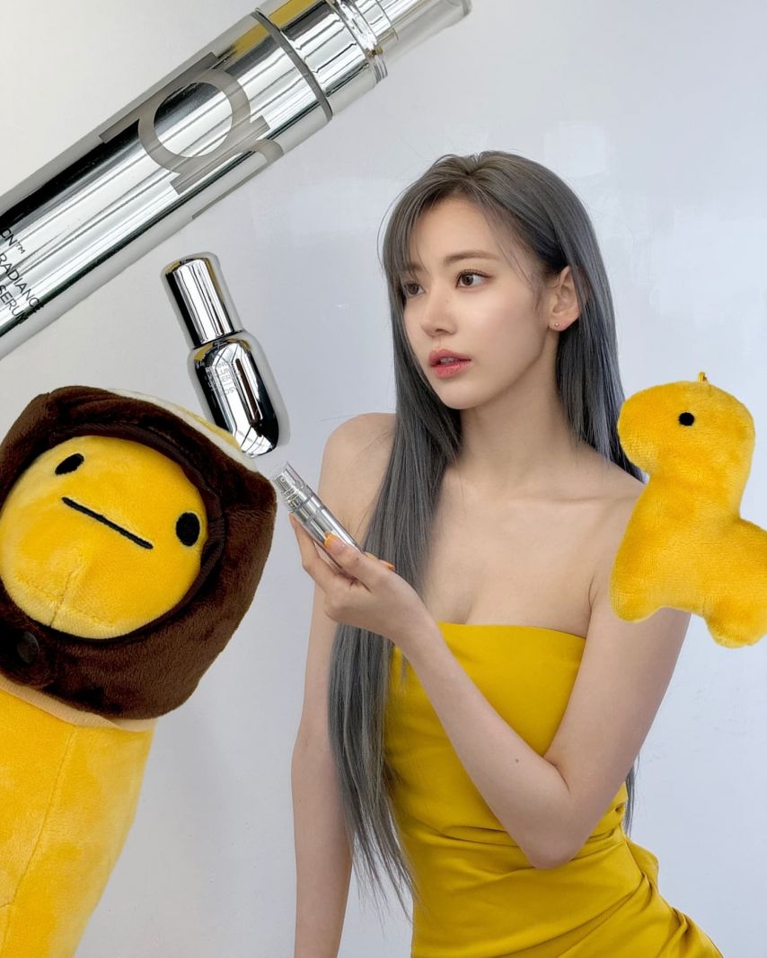 르세라핌 사쿠라,카즈하 노란 오프숄더 원피스 봉긋한 가슴골