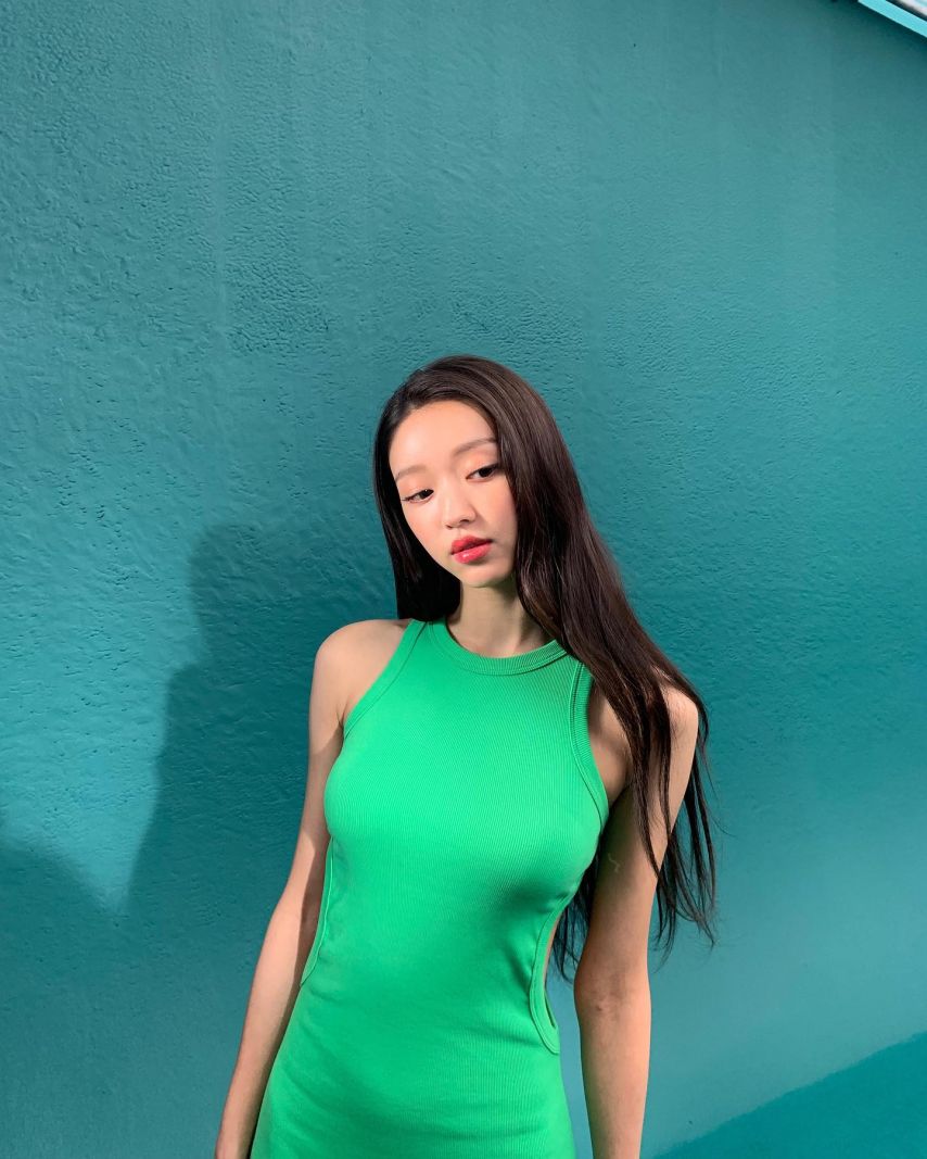 오마이걸 유아 어깨와 옆구리를 드러낸 녹색 골지원피스 은근한 힙라인