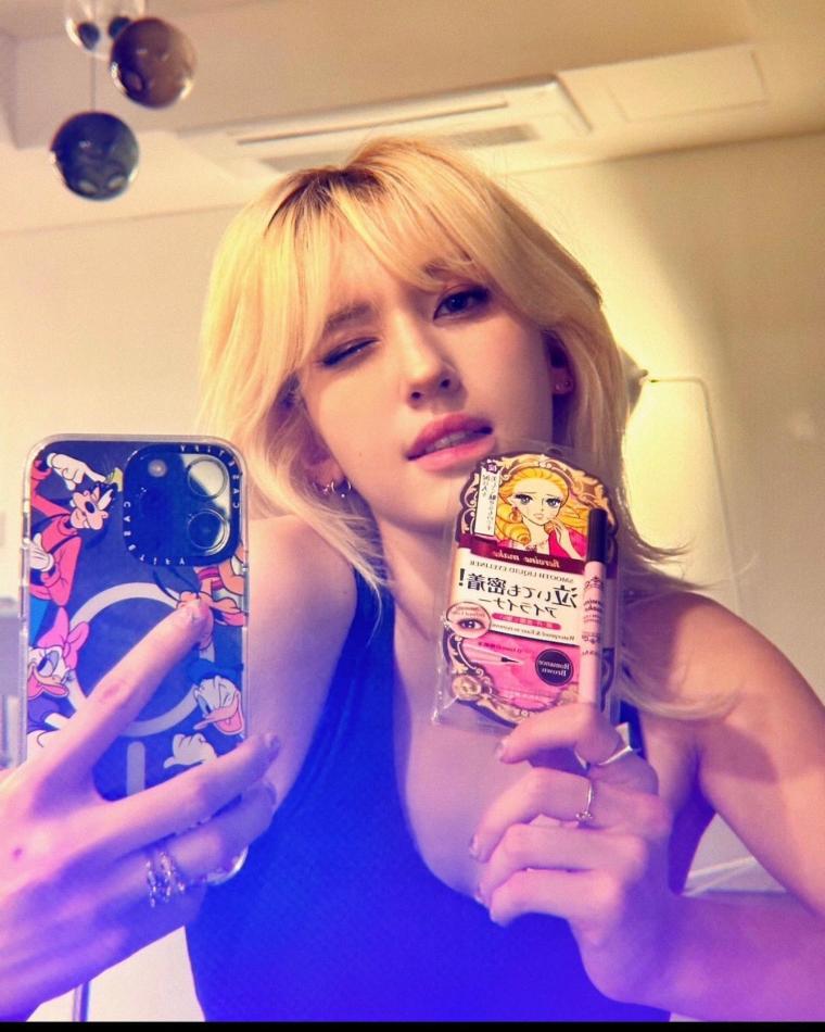 흰 티셔츠를 입고 잔디밭에 누은 전소미 묵직한 가슴라인