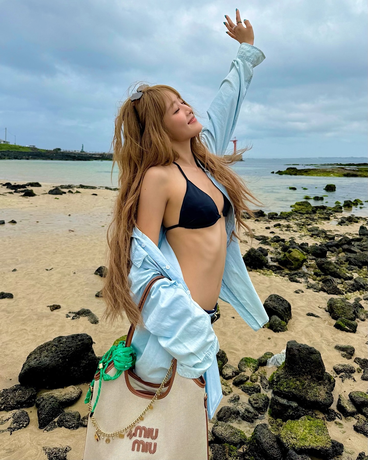 (여자)아이들 민니 바닷가에서 과감한 검정 끈비키니 몸매 - 인스타