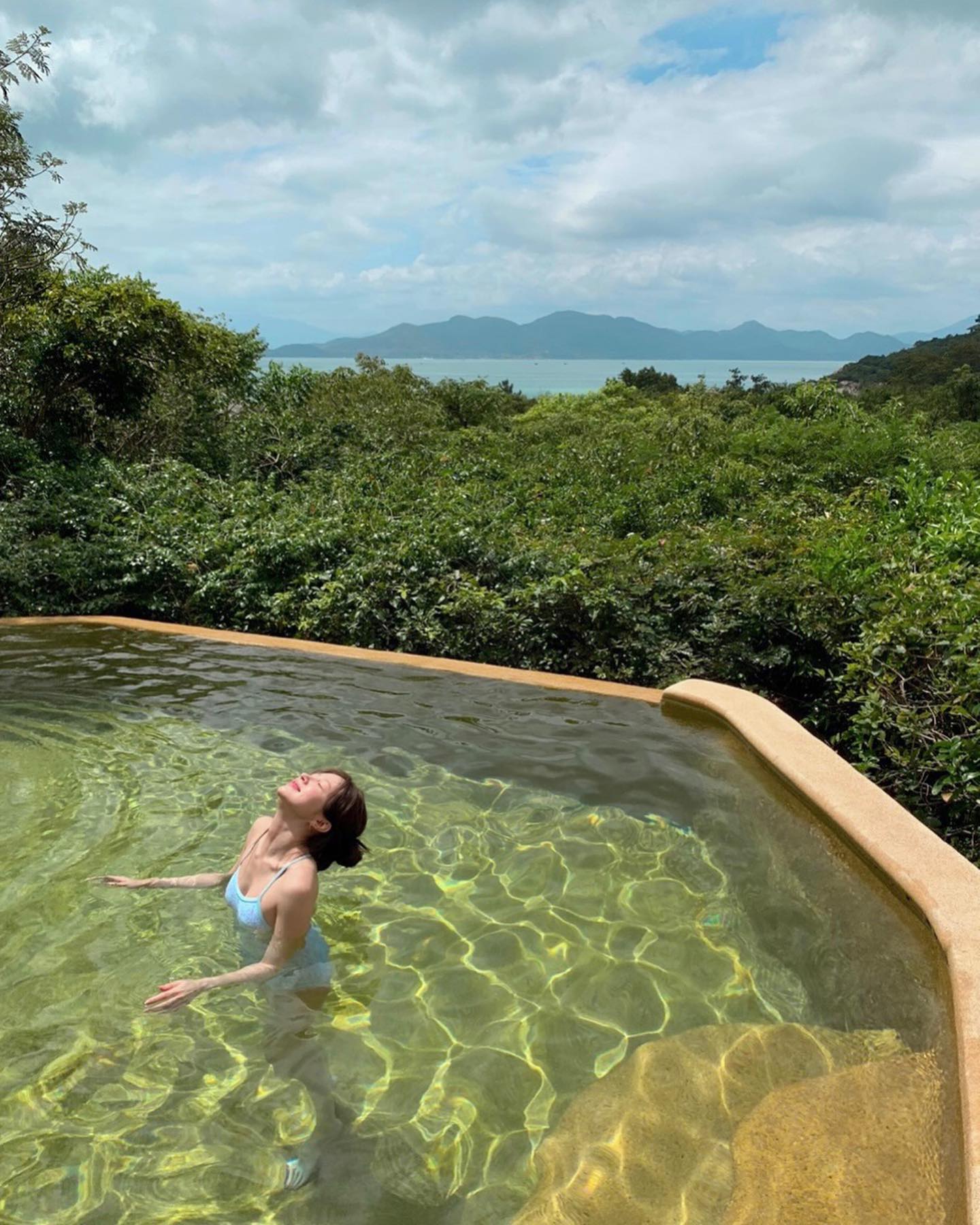 수영장의 EXID 하니 꽃무늬수영복 뽀얀 피부 아찔한 몸매 (고화질)