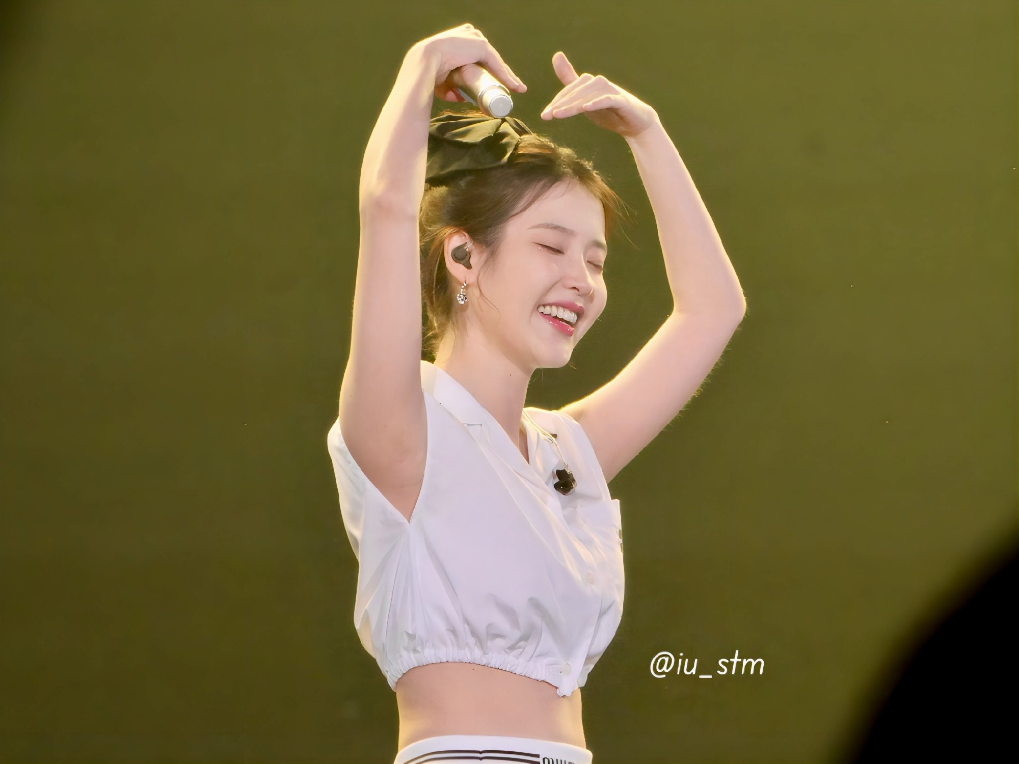 머리 위로 하트하는 아이유 상큼한 겨드랑이 in 오사카 (초고화질)