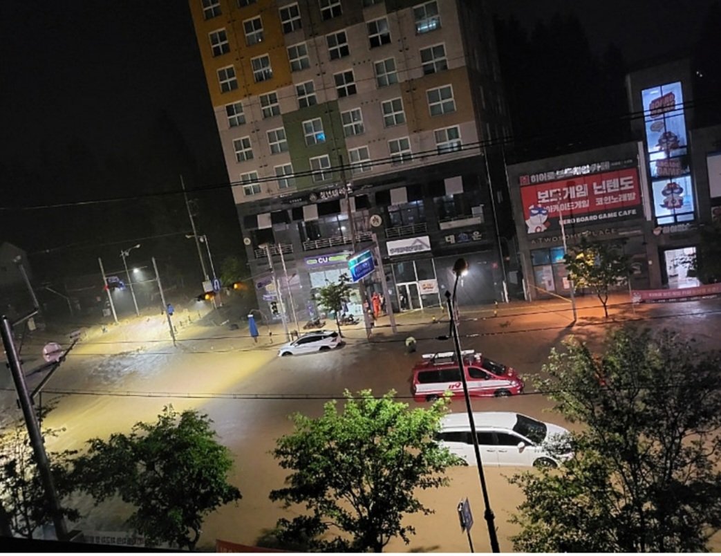 "살려달라" 침수된 승강기서 숨진 채 발견…