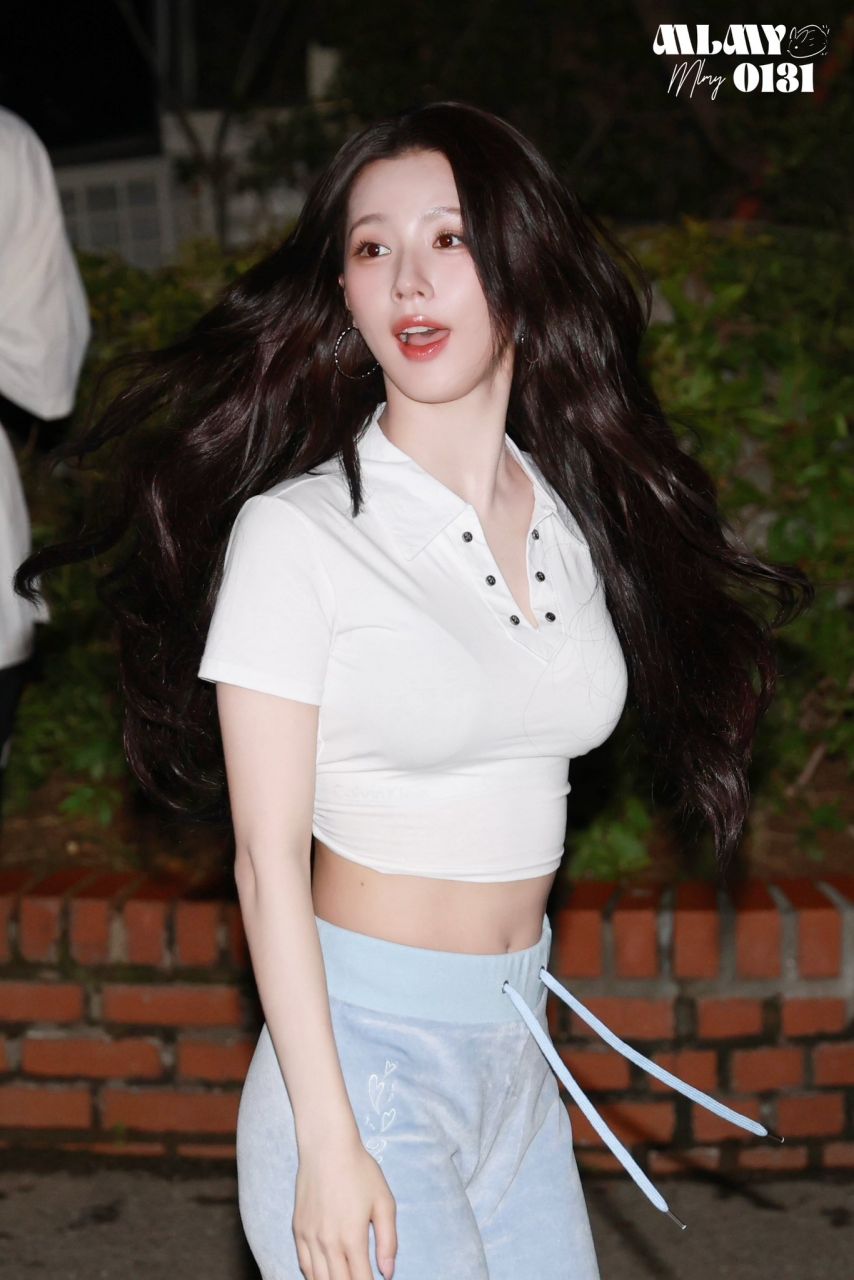 봉긋한 브라가 비치는 흰 크롭티 + 하늘색 츄리닝 미친 미모 아이들 미연