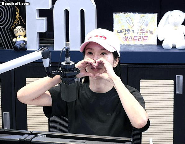 복대 빼고 춤추는 권은비 검정 반팔티 묵직한 가슴라인 - 영스