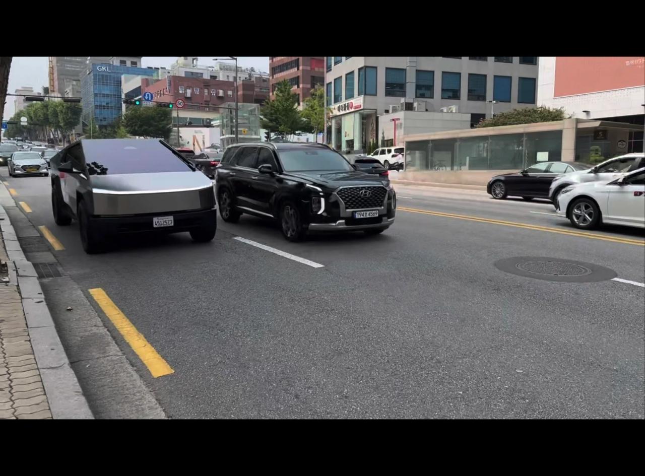 서울에 등장한 테슬라 사이버트럭 실물