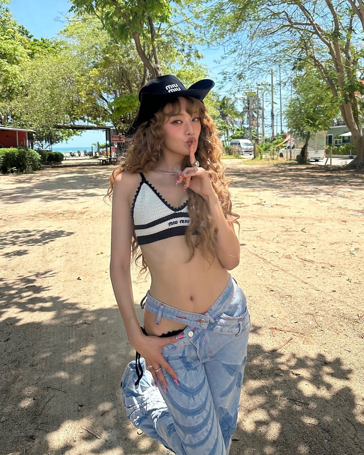 ㅇㅎ) 민니 해변가에서 골반 드러나는 바지..